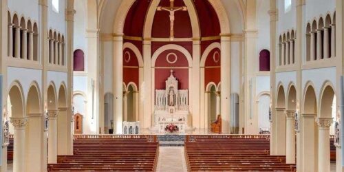 Nova catedral em estilo tradicional emociona fiéis nos EUA
