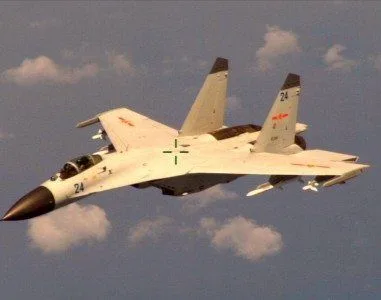 Jato chinês que hostilizou avião de inteligência americano sobre o Mar da China.  Na hora da foto já estava mirado pelo avião dos EUA.