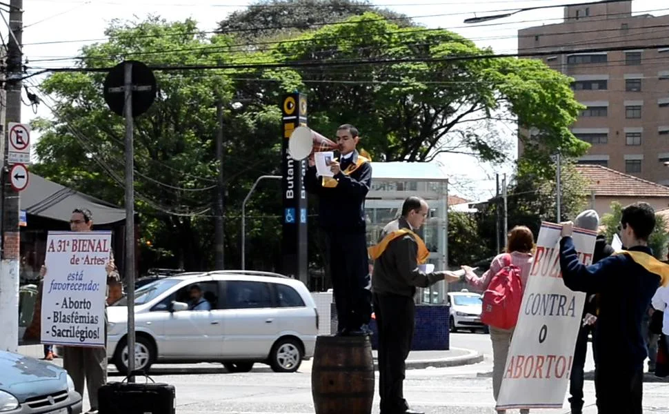 No momento, você está visualizando Campanha do IPCO contra a Bienal repercute na Folha de São Paulo