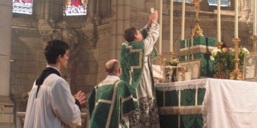 Virgindade e Missa tradicional em alta