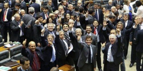 Plenário aprova projeto que cancela o decreto de sovietização do Brasil