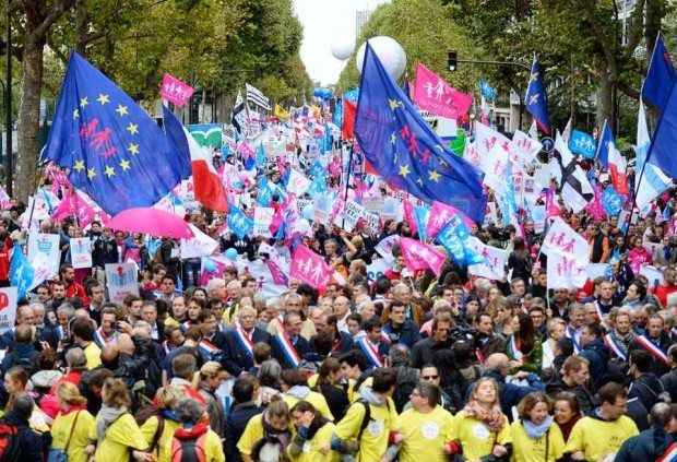 Les-manifestants-de-la-Manif-pour-tous-le-5-octobre-a-Paris2