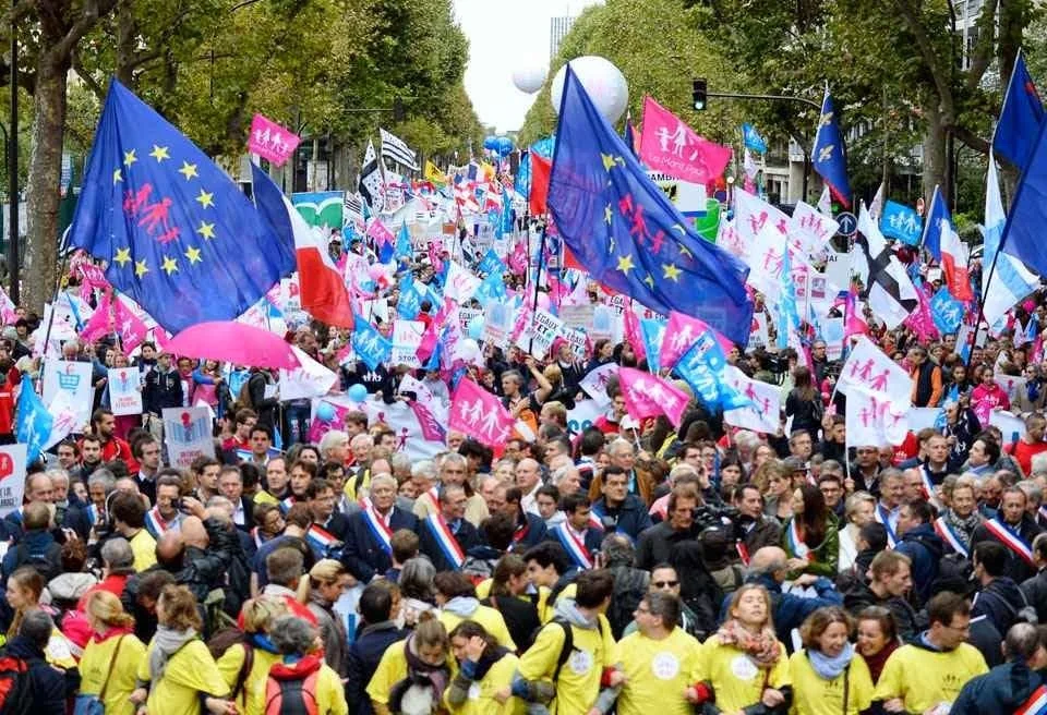 No momento, você está visualizando Meio milhão de franceses nas ruas contra a Revolução Sexual socialista