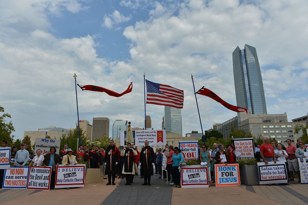 No momento, você está visualizando Guerra Espiritual nos EUA – Norte-americanos se manifestam contra a missa negra satânica