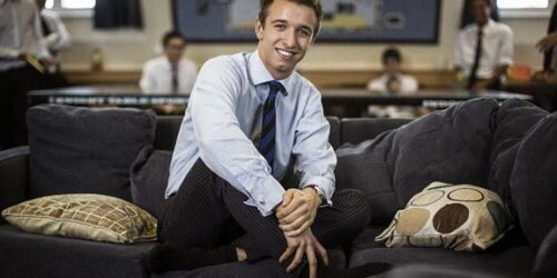 Jovem inglês quebra mito anti-virgindade e recebe incontáveis apoios