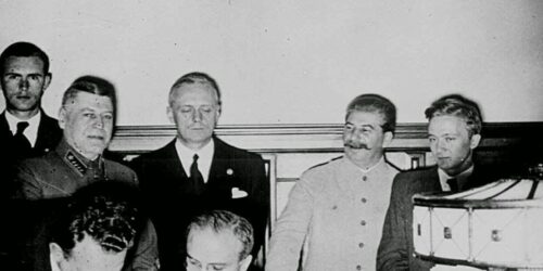 Putin elogia em público aliança entre Hitler e Stalin