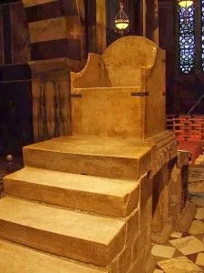 Trono de Carlos Magno, teria sido feito com pedras do palácio de Pilatos, ou da igeja do Santo Sepulcro.