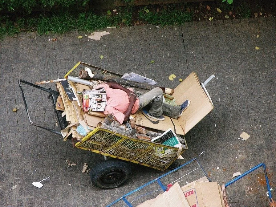 No momento, você está visualizando O morador de rua, símbolo e meta do século XXI