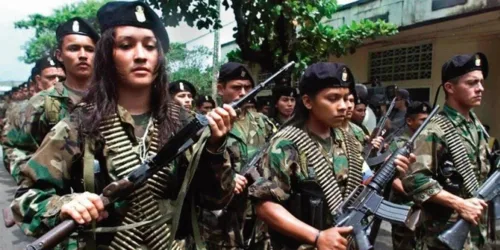 Exploração de crianças recrutadas à força pelas FARC