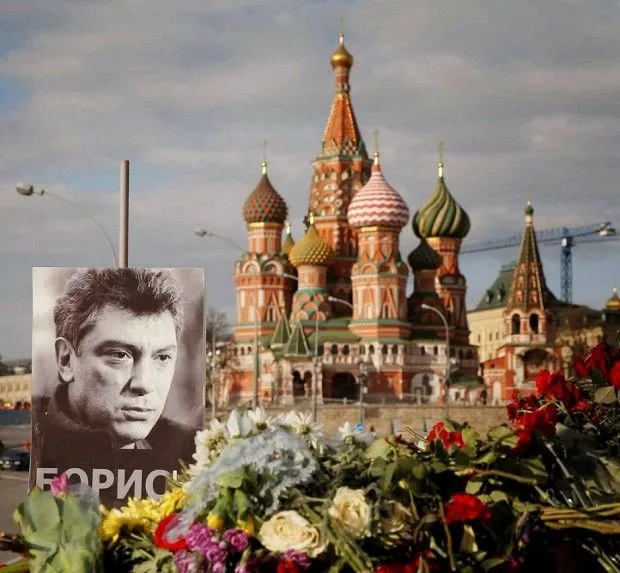 Retrato de Boris Nemtsov rodeado de flores no local onde foi morto como morrem os opositores do regime