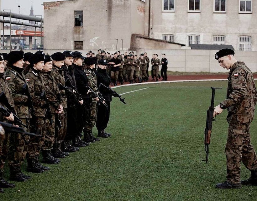 Jovens membros voluntários de um dos mais de 100 grupos que pediram treinamento militar