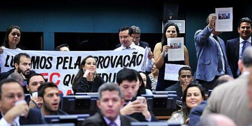 CCJ aprova tramitação de PEC da maioridade penal