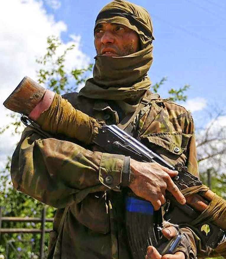 Separatista na cidade Siversk, região de Donetsk, identificado como 'Bakhtiyor', nativo do Uzbequistao Fonte Radio Free Europe