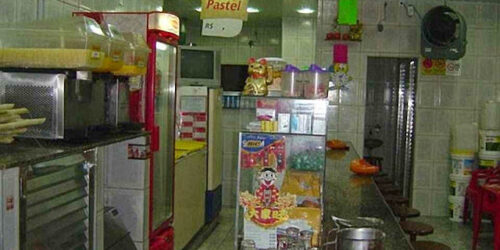 Pastel de carne de cachorro em loja de escravos chineses no Rio