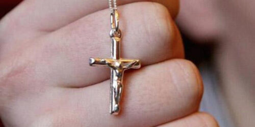 Menina de 12 anos é agredida por usar crucifixo
