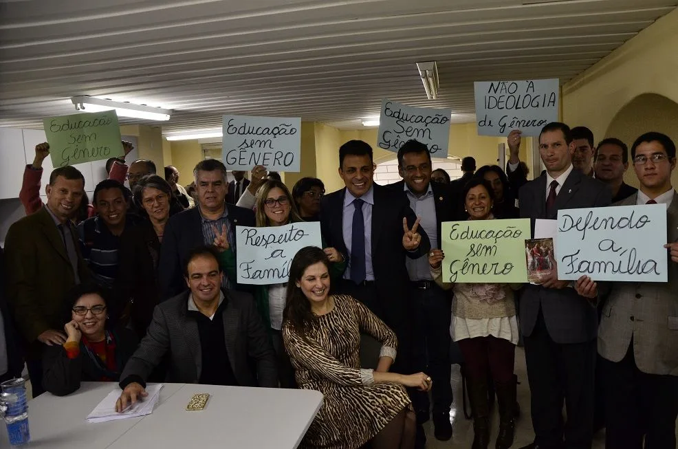 No momento, você está visualizando Vídeo: Vitória das Famílias Paranaenses contra a Ideologia de Gênero!