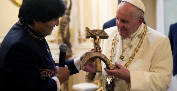 Crucifixo comunista com a foice e o martelo