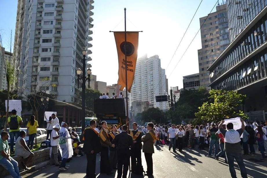 A Ação Jovem do IPCO esteve presente e sua ação repercutiu na Folha de São Paulo