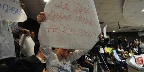 Envie sua mensagem de agradecimento aos bispos que auxiliaram na derrota da Ideologia de Gênero em São Paulo