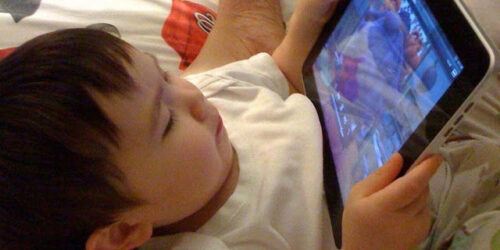 Para seu filho dormir melhor, limite o uso de eletrônicos