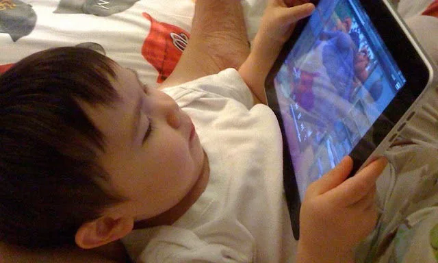 No momento, você está visualizando Para seu filho dormir melhor, limite o uso de eletrônicos