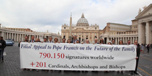 Filial Súplica: Quase 800 mil assinaturas são entregues no Vaticano