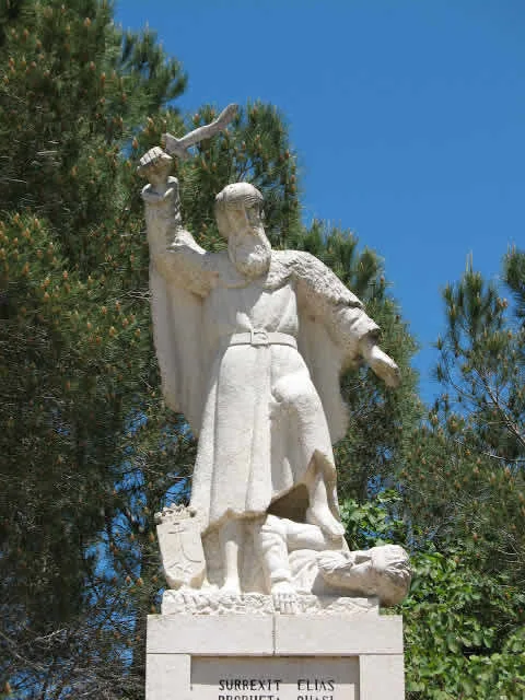 Estátua do profeta Santo Elias no Monte Carmelo, onde degolou 750 sacerdotes e profetas de Baal.