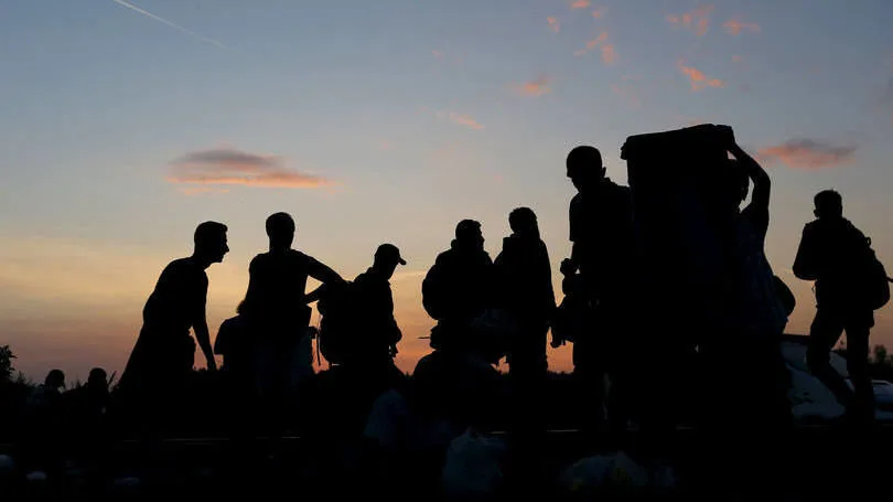 Imigrantes da Síria cruzam afronteira da Hungria. (REUTERS/Laszlo Balogh)