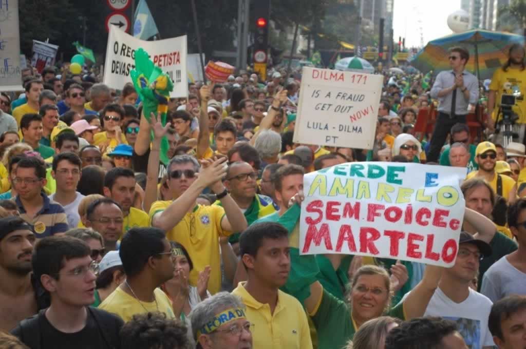No momento, você está visualizando Para não mudar o verde e amarelo pela foice e o martelo