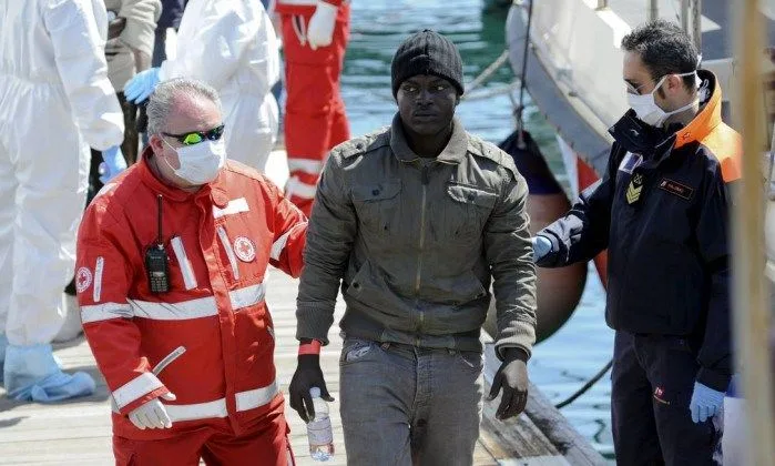 Mediterrâneo durante uma travessia entre o continente africano e a costa da Itália. 