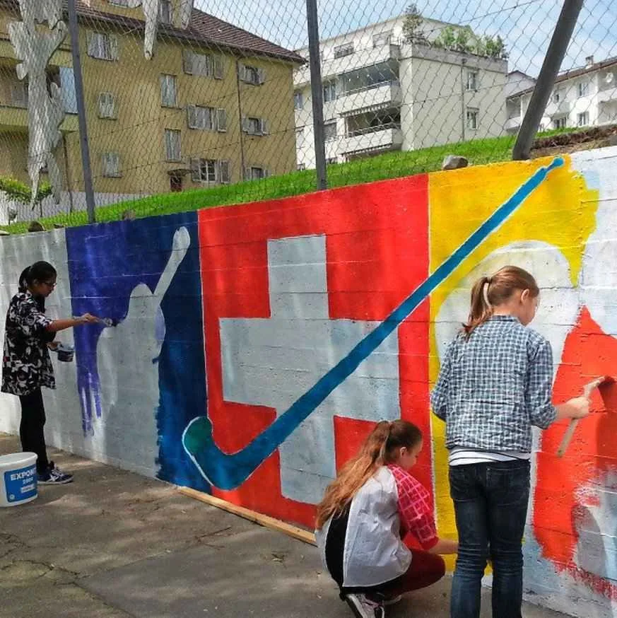 A simples cruz helvética no centro, símbolo nacional, foi interpretada como ofensa aos imigrantes