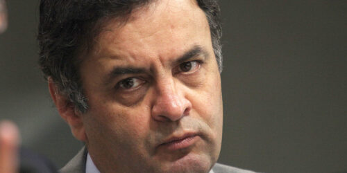 Aécio tenta arrumar a casa