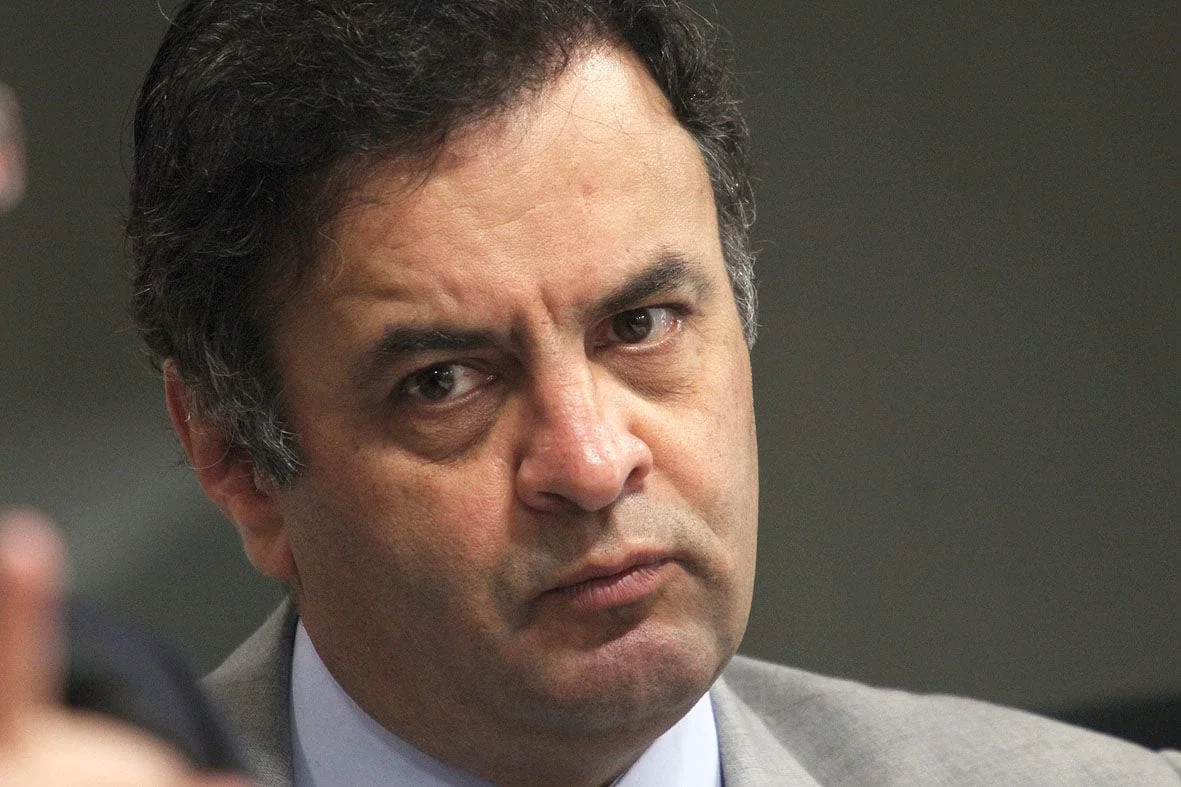 No momento, você está visualizando Aécio tenta arrumar a casa