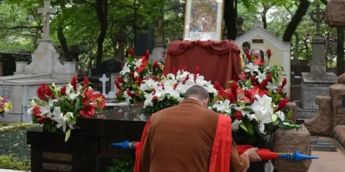 Preito de gratidão a Plinio Corrêa de Oliveira junto a seu jazigo