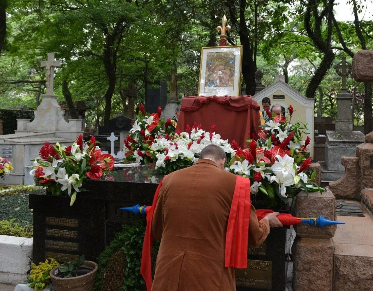 No momento, você está visualizando Preito de gratidão a Plinio Corrêa de Oliveira junto a seu jazigo
