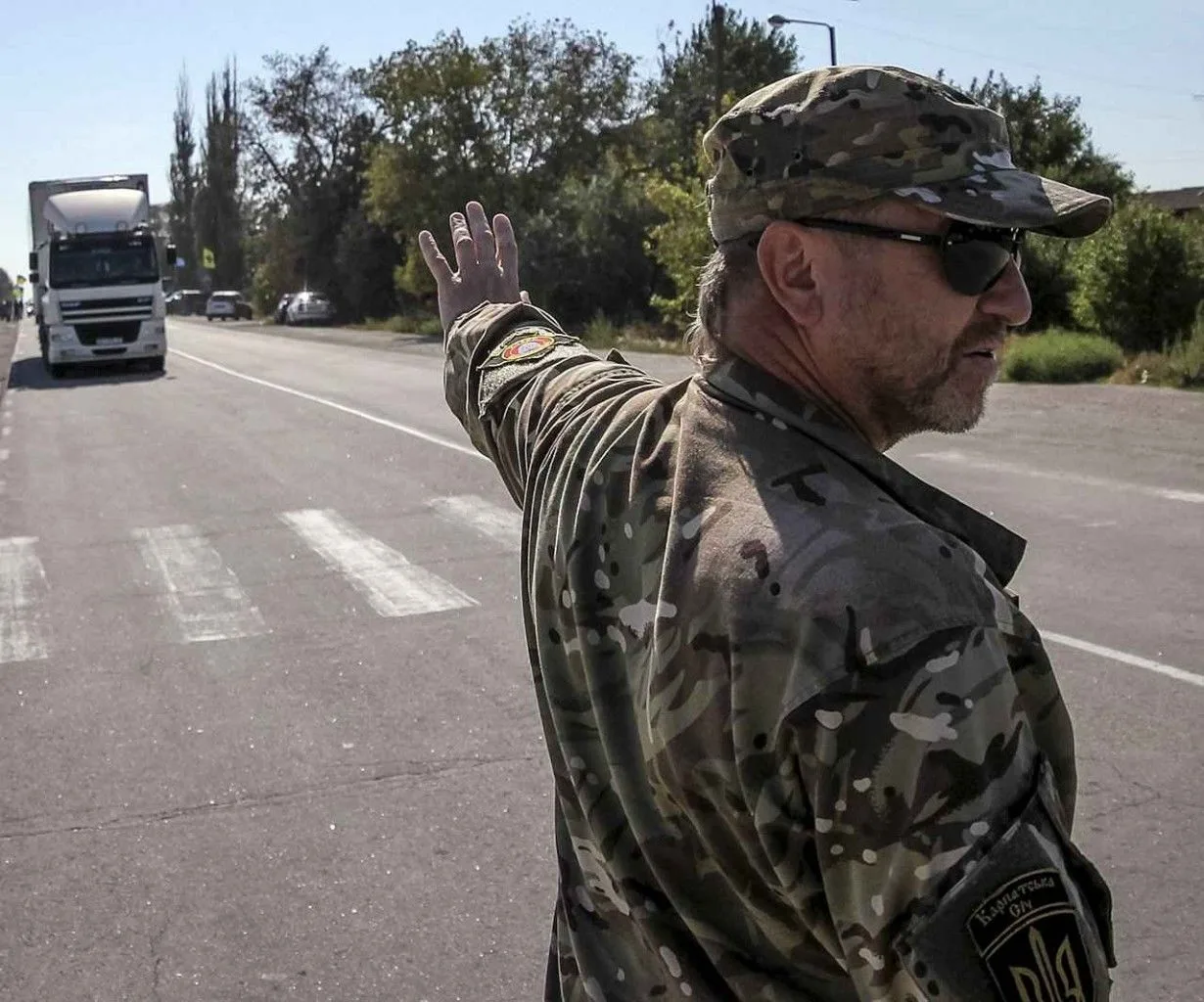 Ativista tártaro bloqueia estrada de acesso a Crimeia pedindo fim da intervenção Russa