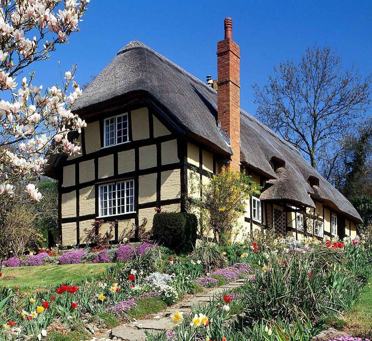 A herança familiar de pai a filho garantiu a estabilidade e a prosperidade das famílias em todas as classes sociais. Na foto cottage (casa camponesa) em Spring-Garden, Inglaterra