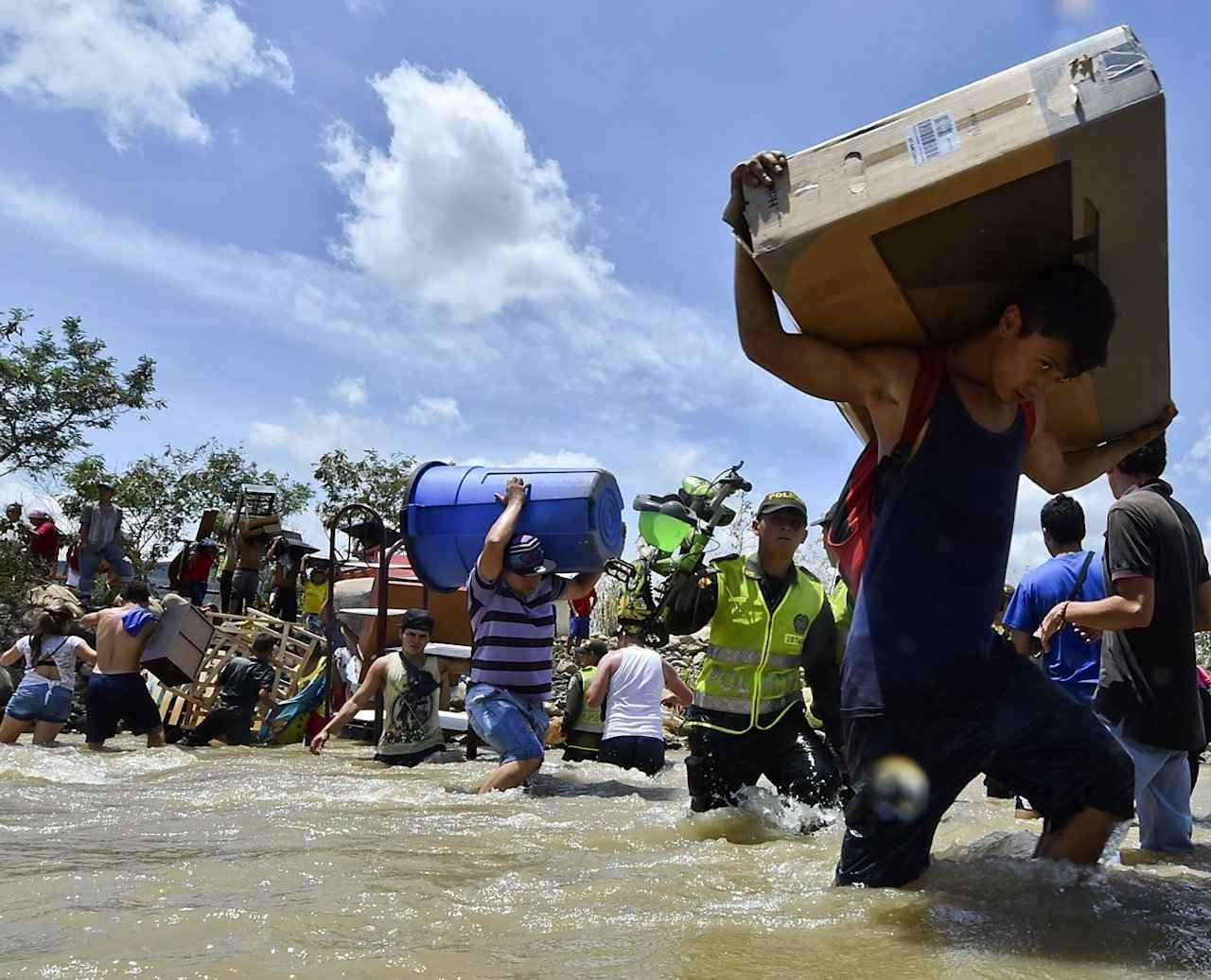 Colombianos constragidos de modo ditatorial a abandonar o país