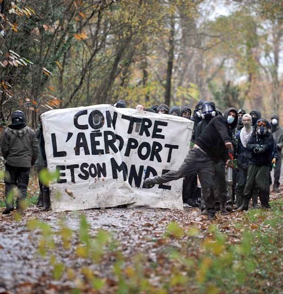 'Contra o aeroporto e seu mundo' o cartaz fala da radicalidade do objetivo final