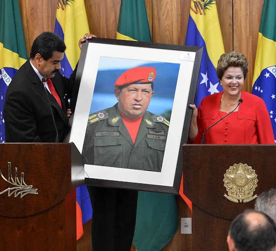 Dilma Rousseff recebe quadro de Hugo Chávez no Palácio do Planalto.