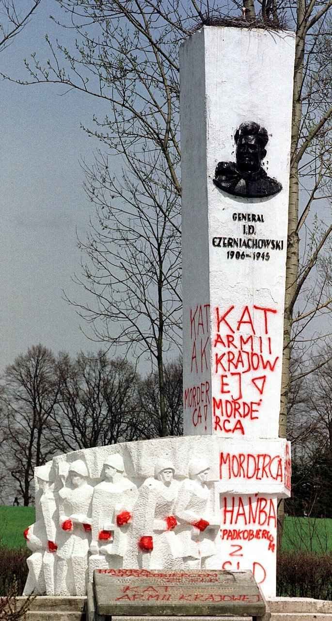 O monumento soviético ao invasor russo era odiado pelos poloneses
