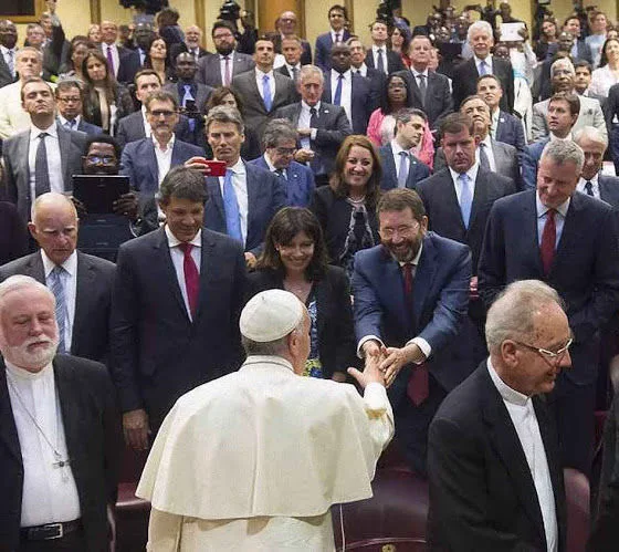 Papa Francisco I pediu a 70 prefeitos do mundo  pressionar pela governança mundial na COP21. (@Serviço Fotográfico - L'Osservatore Romano)