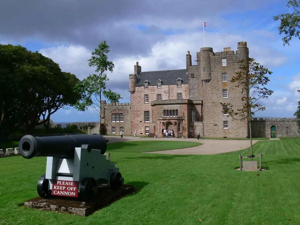 Senhores ou camponeses a preocupação fundamental é a mesma preservar e transmitir integra e amelhorada a herança dos antepassados Na foto o castelo de Caithness, na Grã Betanha.