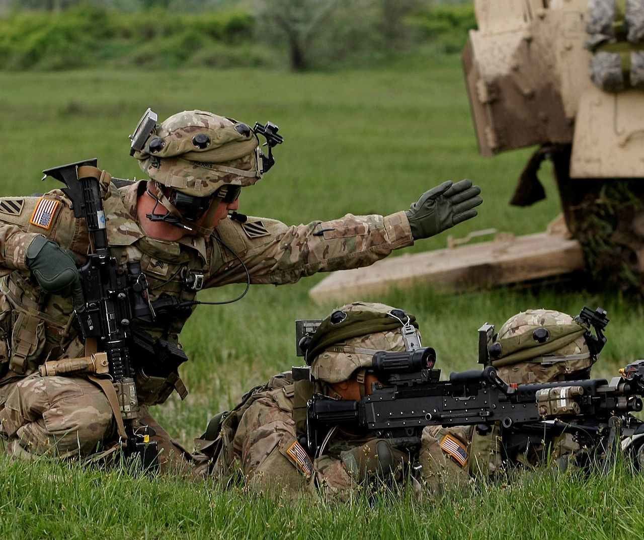 Soldados de Estados Unidos participan en ejercicios conjuntos con soldados de Georgia en la base militar de Vaziani, fuera de Tbilisi, Georgia, el domingo 17 de mayo de 2015. (Foto AP/Shakh Aivazov)