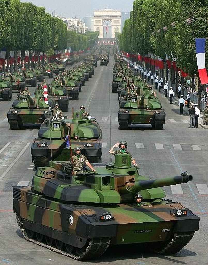 Desfile na avenida Champs Elysées no centro de Paris