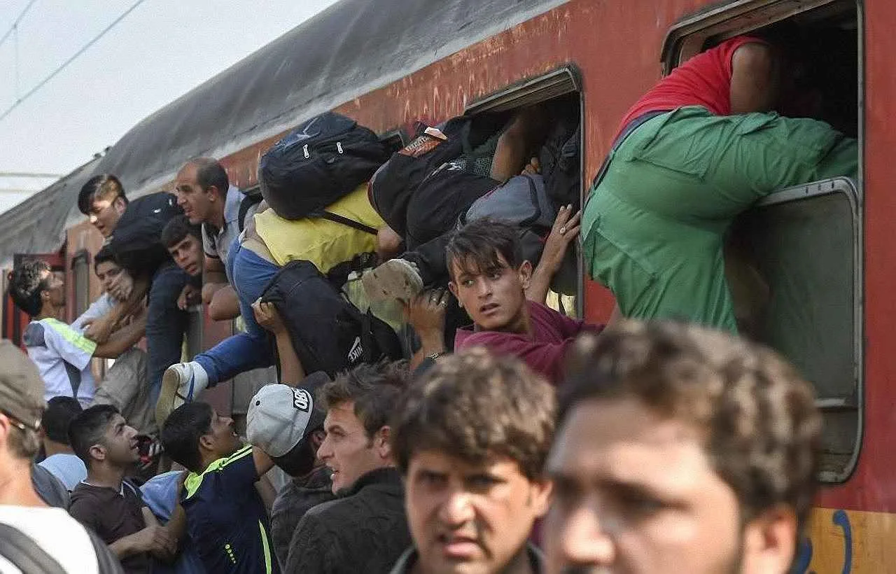 As invasão da Europa por massas islâmicas está semeando a confusão no continente. Foto, em Gevgelija, pequena localidade da Macedônia, imigrantes tomam de assalto um trem. REUTERS/Osman Orsal