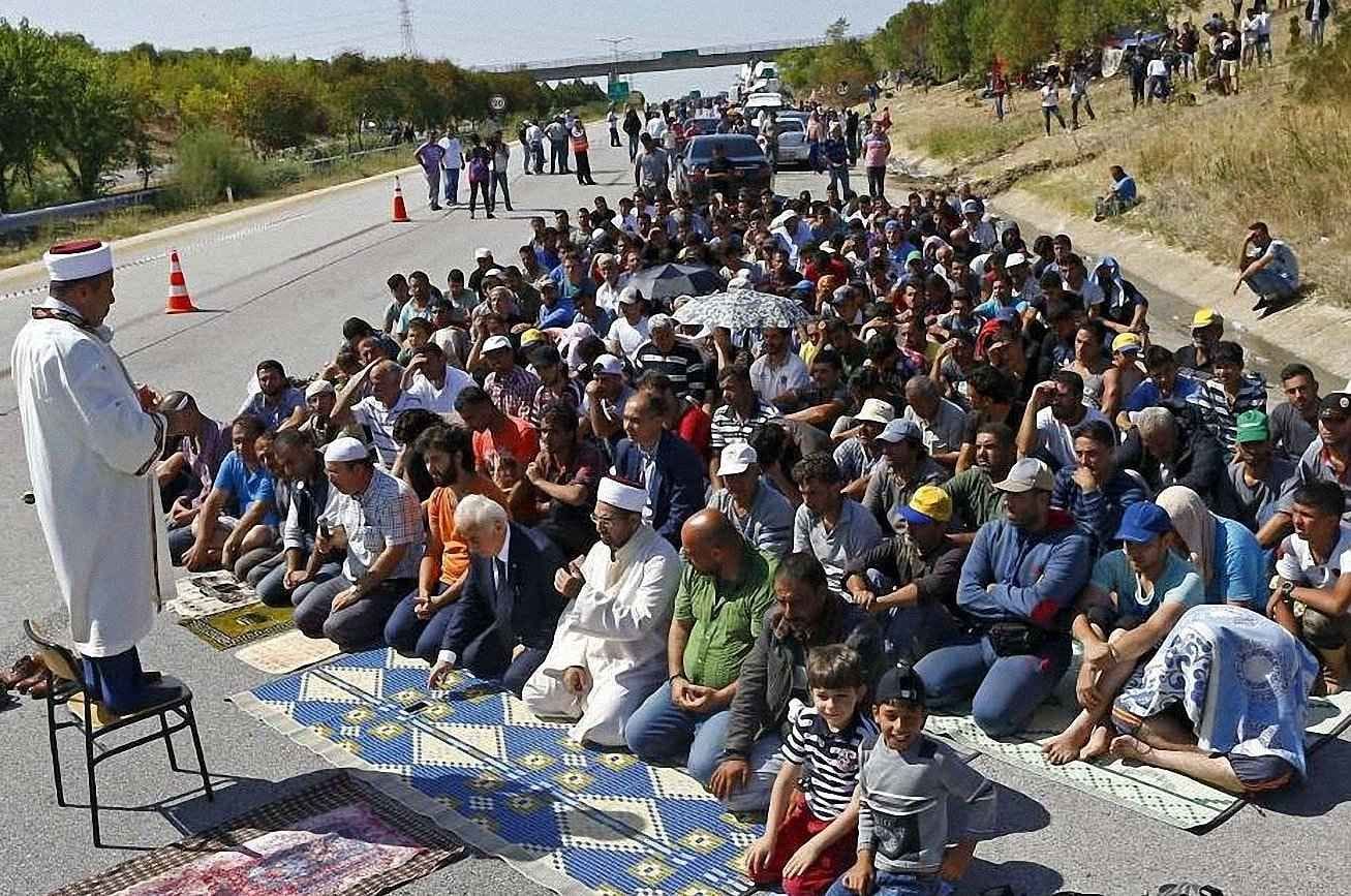 'Migrantes' na Europa cumprem um dever de conquista pregado pelo Islã. REUTERS/Osman Orsal