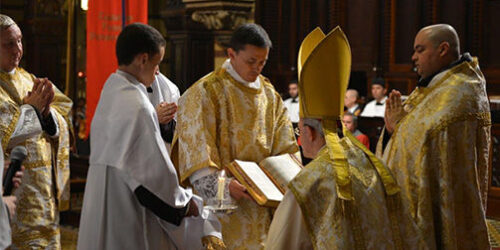 Vídeo: Solene Missa Pontifical celebrada por Dom Schneider no 20º ano de falecimento de Plinio Corrêa de Oliveira