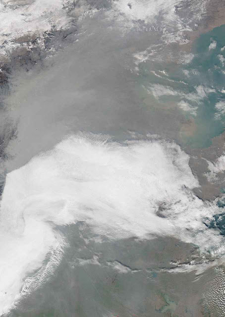 Por baixo da nuvem cinza moram centenas de milhões de chineses. Foto do Moderate Resolution Imaging Spectroradiometer da NASA