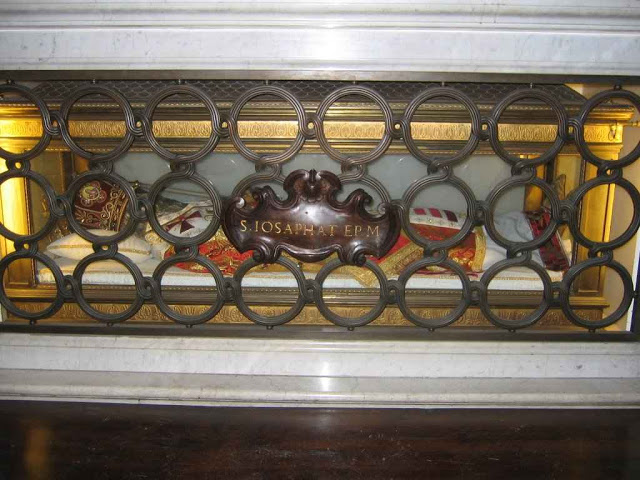 O túmulo de São Josafá num altar da basílica de São Pedro em Roma